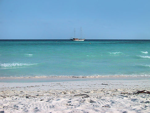 Der weiße Sandstrand der Malediven