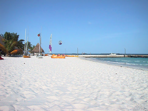 Der weiße Sandstrand der Malediven Foto 