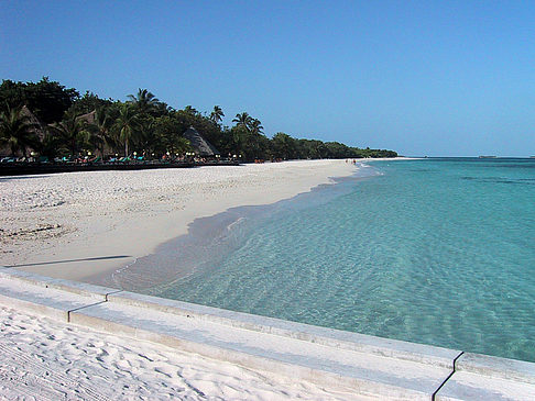 Der weiße Sandstrand der Malediven